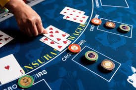 Roulette Live dengan roda mekanis dan dealer di studio rajabandot gacor